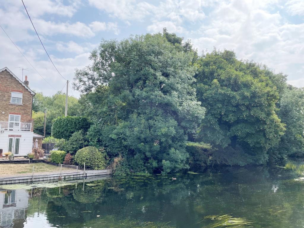 Lot: 145 - BEAUTIFUL PARCEL OF LAND IN GREATER LONDON OVERLOOKING THE GRAND UNION CANAL - 